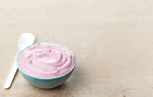 Bowl of pink fruit yogurt — Stock Photo, Image