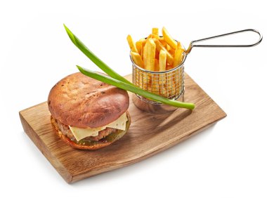 Hamburger ve patates kızartması.