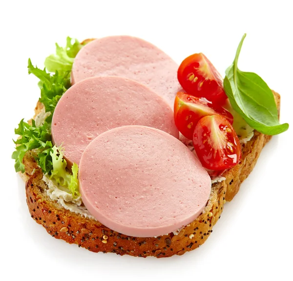 Sandwich mit Wurstscheiben — Stockfoto