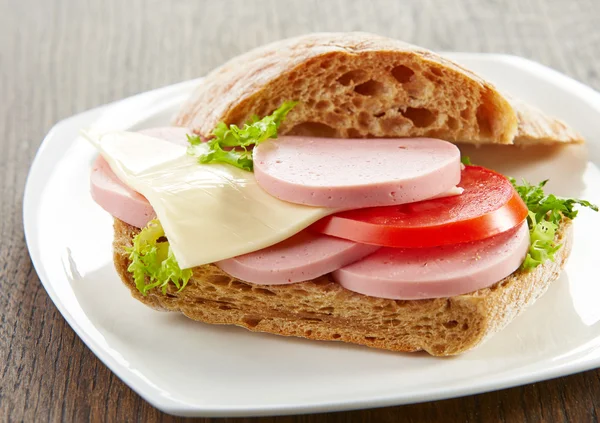 Sandwich con salchicha y tomate — Foto de Stock