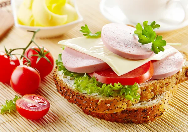 Sándwich de desayuno con salchicha en rodajas y tomate —  Fotos de Stock