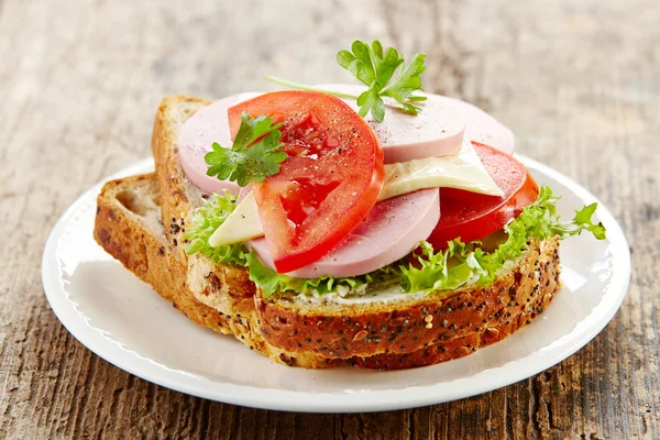 Sándwich de desayuno con salchicha en rodajas y tomate —  Fotos de Stock