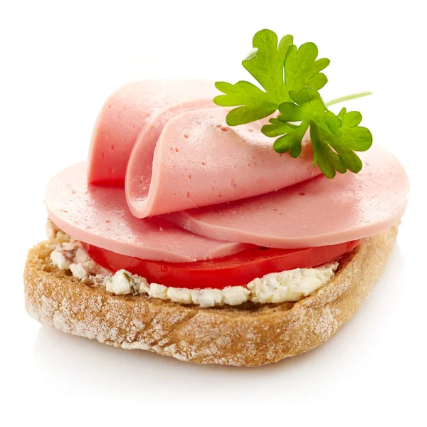 Reggeli szendvics, szeletelt kolbászt és a paradicsom — Stock Fotó