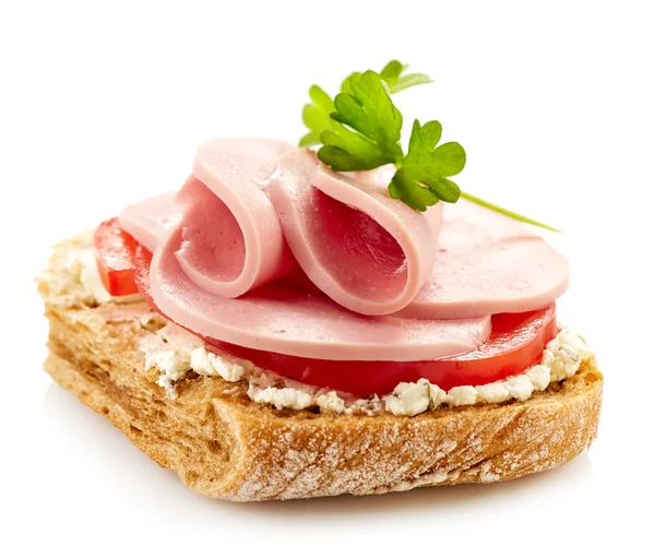 Sandwich au petit déjeuner avec saucisse tranchée et tomate — Photo