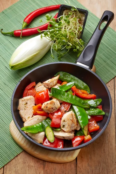 Carne de pechuga de pollo y verduras en sartén — Foto de Stock