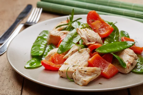 Placa de carne de pollo y verduras —  Fotos de Stock