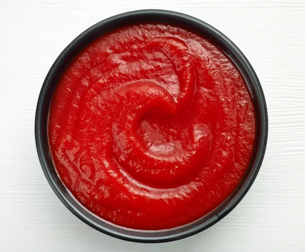 Miska z ketchupem lub pomidorowym sosie — Zdjęcie stockowe
