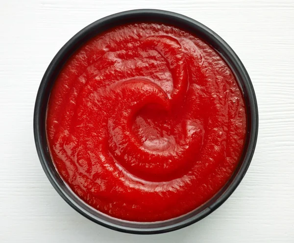 Kom met ketchup of tomaat saus — Stockfoto