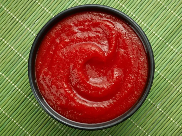 Tigela de ketchup ou molho de tomate — Fotografia de Stock