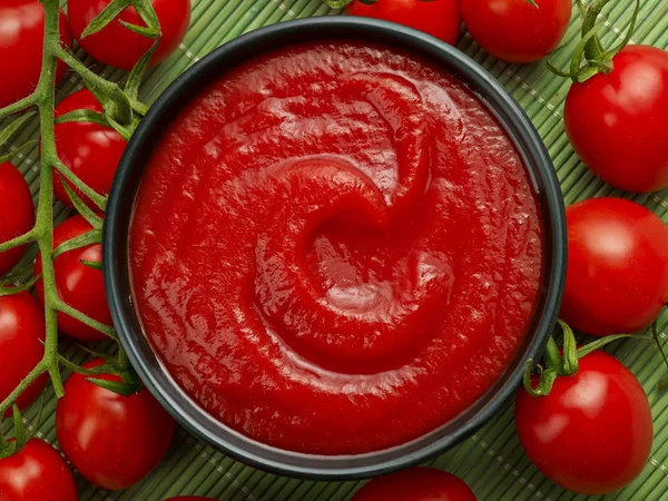 Tigela de ketchup ou molho de tomate — Fotografia de Stock