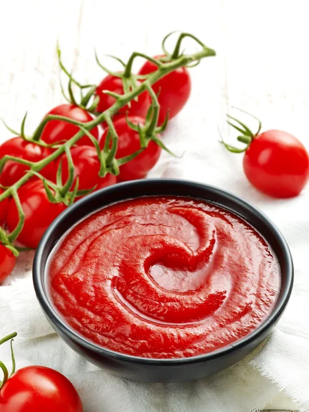 Miska z ketchupem lub pomidorowym sosie — Zdjęcie stockowe