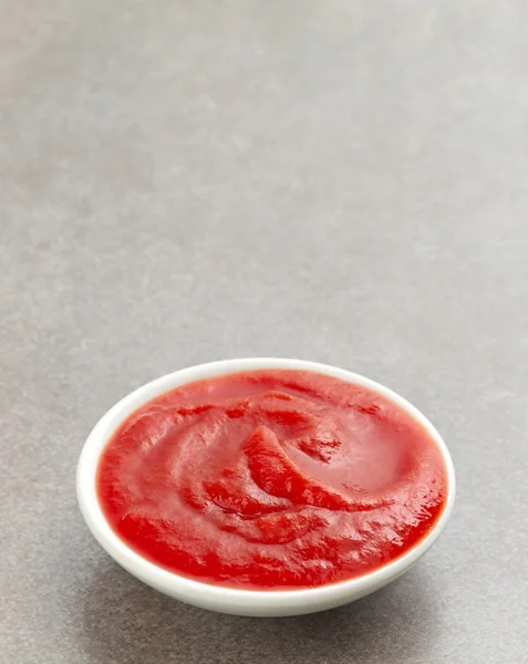 Tigela de molho de tomate ou ketchup — Fotografia de Stock