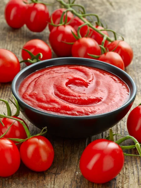 Tigela de molho de tomate ou ketchup — Fotografia de Stock