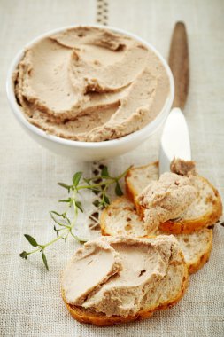 ekmek dilimleri karaciğer pate