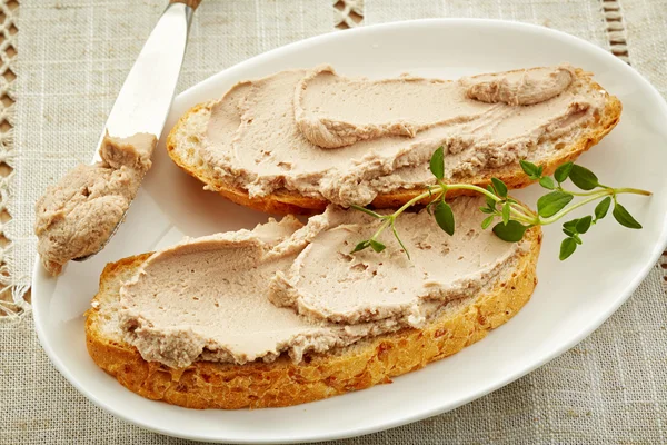 Brotscheiben mit Leberpastete — Stockfoto