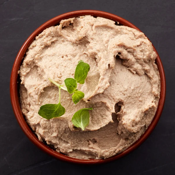 Schüssel mit Leberpastete — Stockfoto