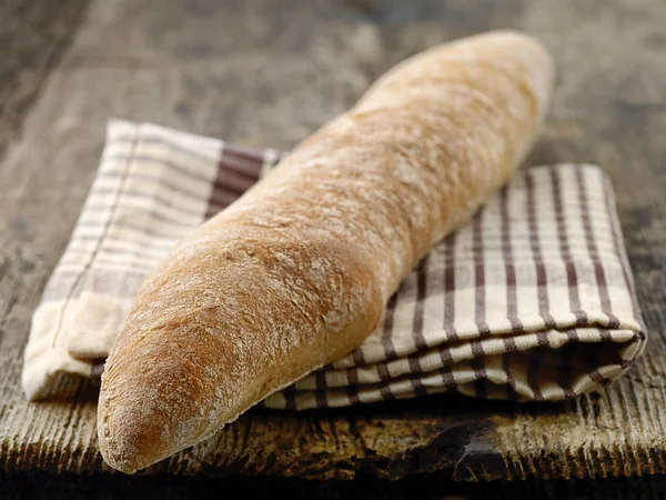 Булочка из свежеиспеченного хлеба — стоковое фото