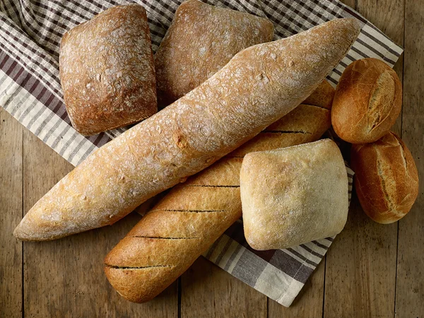 Verschillende versgebakken brood broodjes — Stockfoto