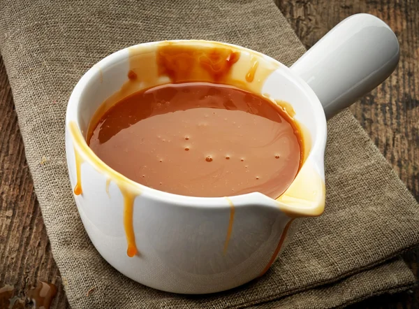 Salsa de caramelo derretido — Foto de Stock