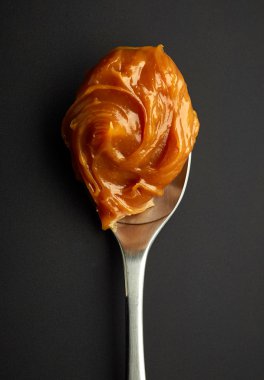 Kaşık erimiş karamel krem