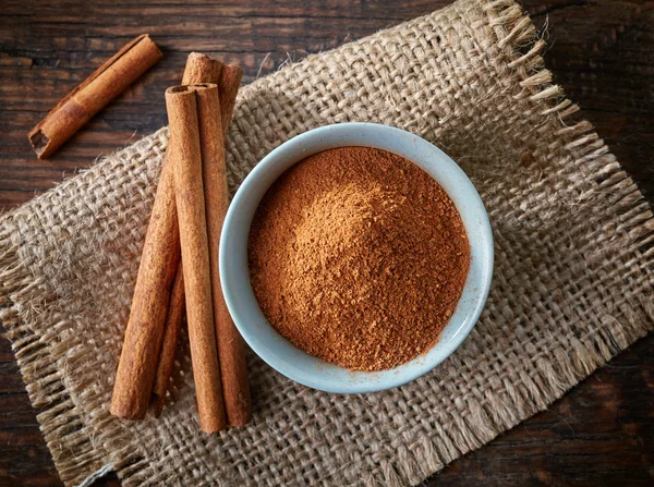 Palitos de canela y polvo —  Fotos de Stock