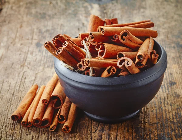 Bowl of cinnamon sticks — Stock Photo, Image