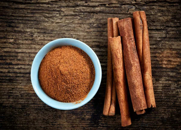 Cinnamon powder and sticks — Stock Photo, Image