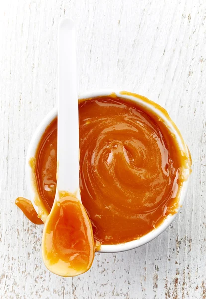 Miseczka domowej roboty sosem karmelowym — Zdjęcie stockowe