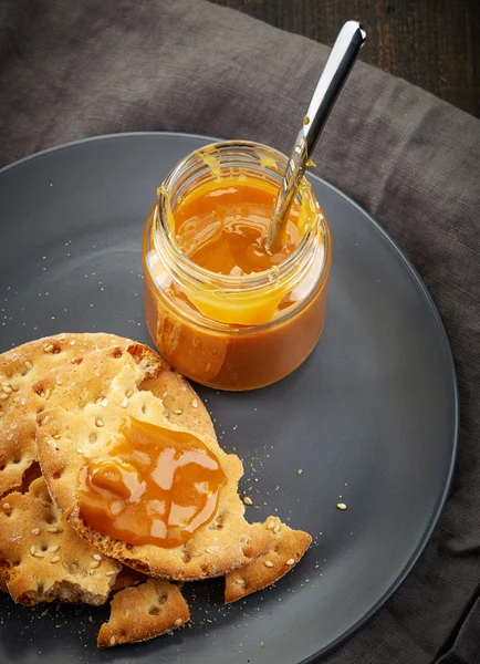 Vaso di crema al caramello fatta in casa — Foto Stock