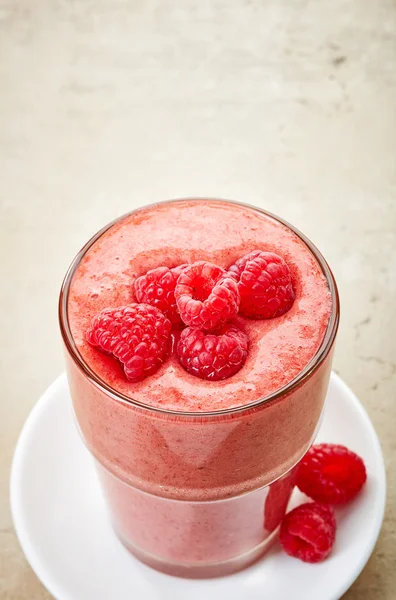 Vaso de frambuesa y batido de plátano —  Fotos de Stock