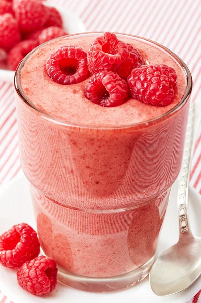 Vaso de frambuesa y batido de plátano —  Fotos de Stock