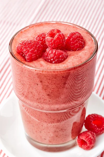 Glass of raspberry and banana smoothie — Stock Photo, Image