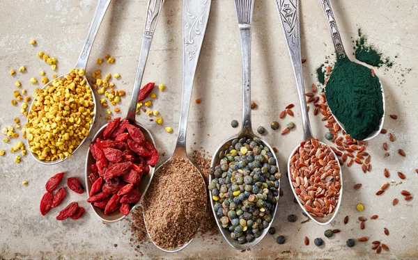 Verschiedene Arten von Superfoods — Stockfoto