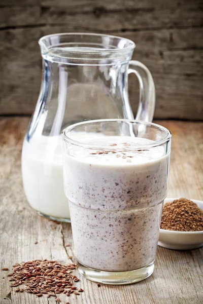 Vaso de yogur griego con semillas de lino trituradas —  Fotos de Stock