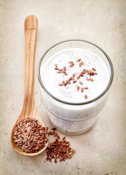 Vaso de yogur griego con semillas de lino trituradas —  Fotos de Stock
