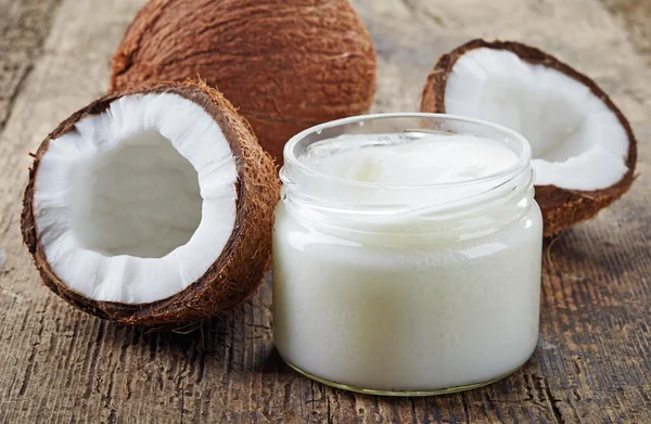 Aceite de coco y coco fresco — Foto de Stock