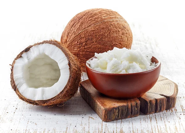 Миска кокосового масла и свежих кокосов — стоковое фото