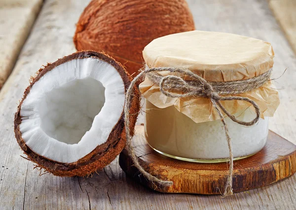 Банка кокосового масла и свежих кокосов — стоковое фото