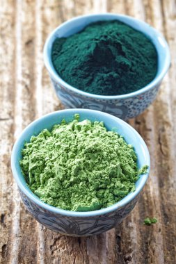 spirulina yosun toz ve buğday Filiz toz üzerinde ahşap kase
