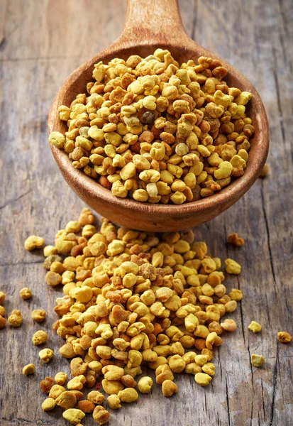 Löffel mit Bienenpollen — Stockfoto