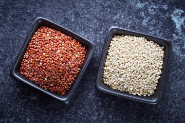 Kırmızı ve beyaz quinoa tohumları