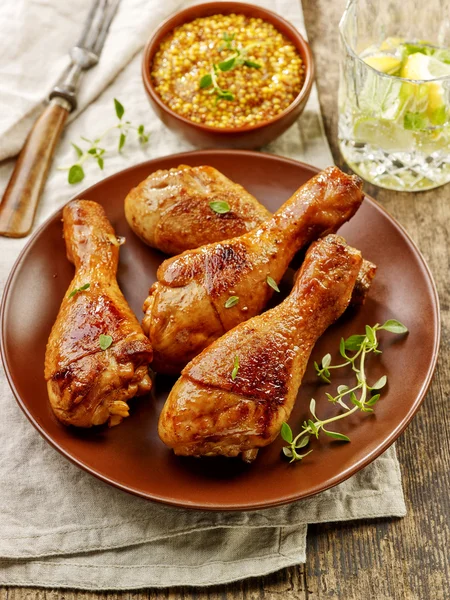 Cuisses de poulet sur assiette marron — Photo