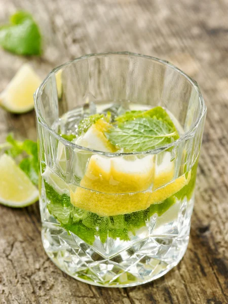 Glas vatten med citron och mynta — Stockfoto