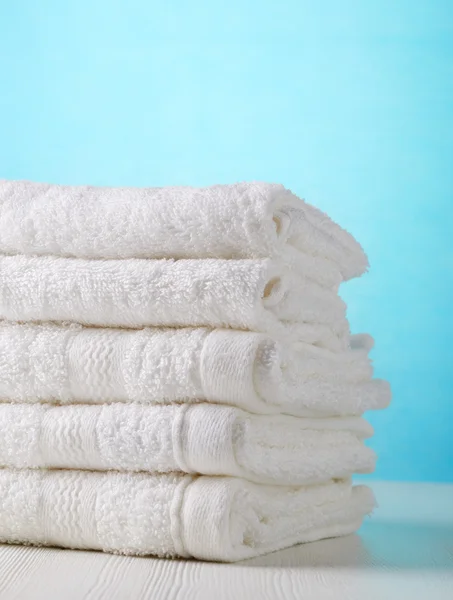 Pila de toallas de spa blancas — Foto de Stock