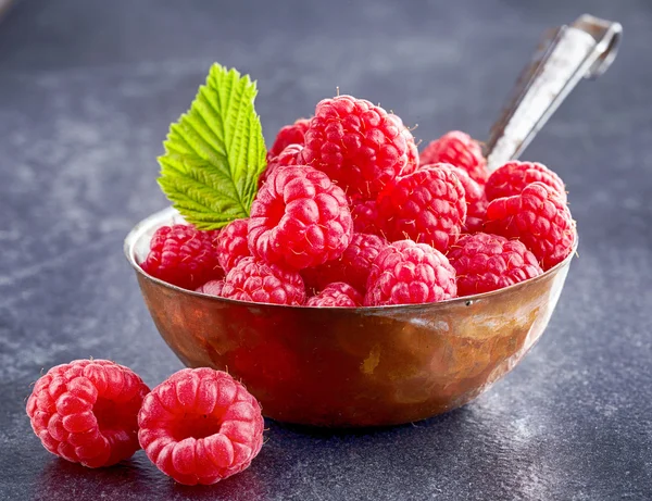 Fresh organic raspberries — Stock Photo, Image