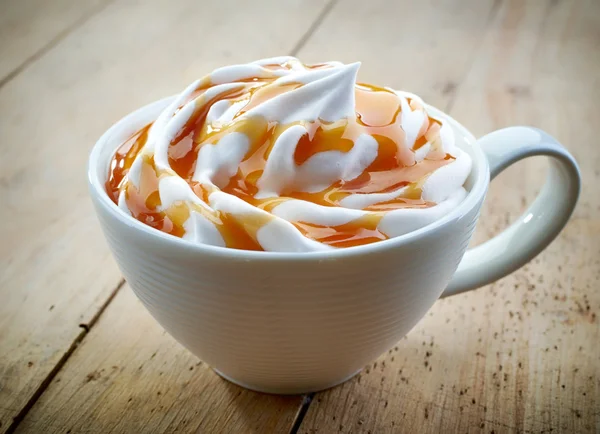 Kopp caramel latte — Stockfoto