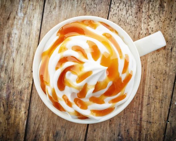 Beker van caramel latte — Stockfoto