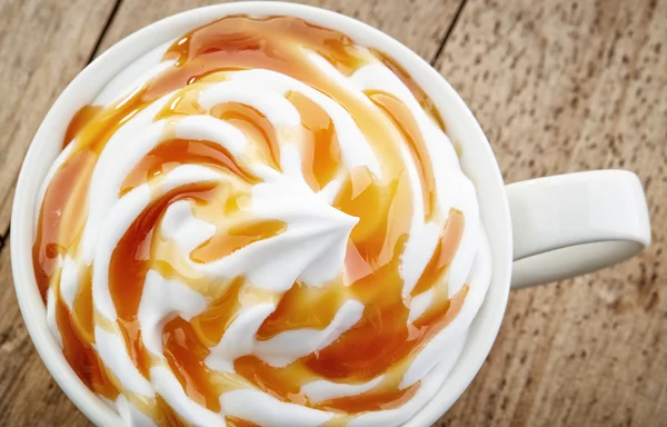 Szklanka latte karmelowego — Zdjęcie stockowe