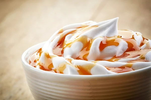 Primer plano de café con leche de caramelo — Foto de Stock