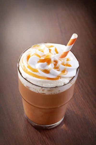 Vidro de café de latte de caramelo — Fotografia de Stock